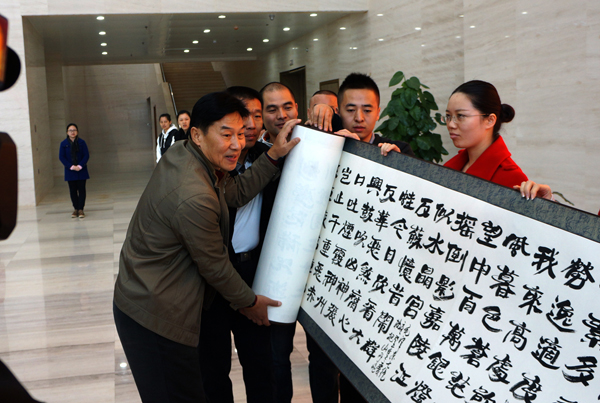 邢飛百首毛澤東詩詞書法創作在南寧展出