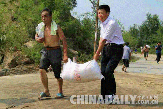 邢臺縣國土資源局全力做好抗洪救災工作 愛心物資送災區