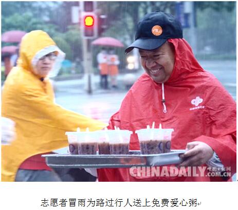 河北廊坊:大雨之下的免費粥溫暖一座城