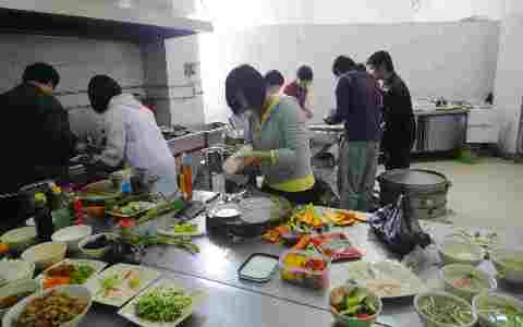 拒當(dāng)啃老族 河大學(xué)子“廚神入化”