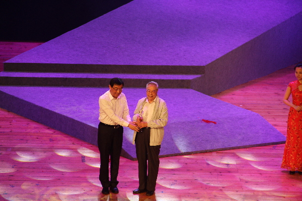 首屆“中國(guó)屈原詩(shī)歌獎(jiǎng)”宜昌揭曉