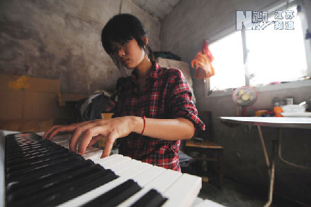 女大學(xué)生“清潔工”的鋼琴夢