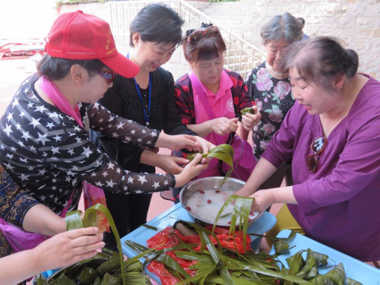 青島八大湖街道開(kāi)展“棕香飄端午 心系鄰里情”系列活動(dòng)