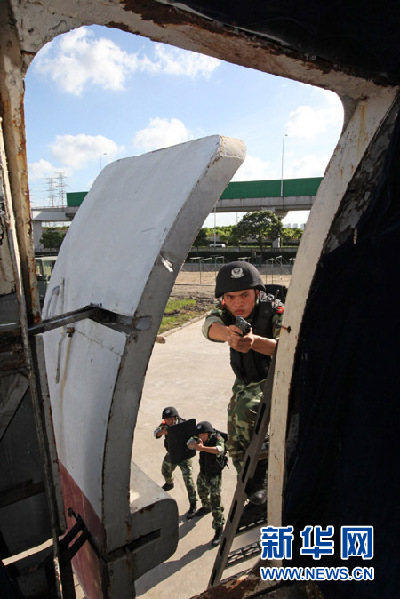 烈日下,武警上海總隊(duì)苦練反劫