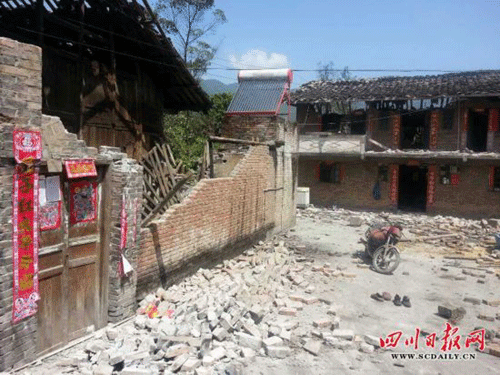 四川日?qǐng)?bào)記者直擊雅安震區(qū)現(xiàn)場(chǎng)