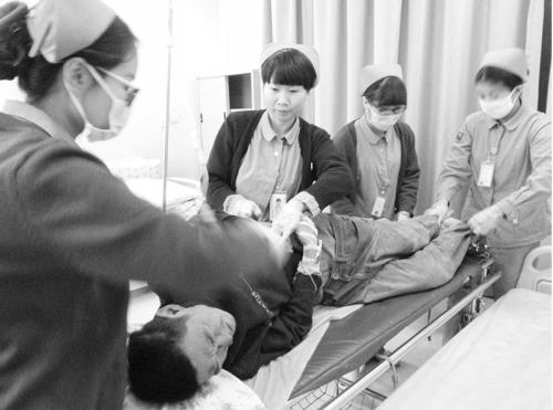 男子蜷縮街頭已凍僵 被救起落淚稱兩天沒吃飯