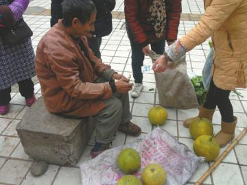 四川:大爺賣柚子收300元假鈔 好心市民捐近300真錢