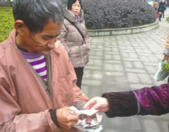 四川:大爺賣柚子收300元假鈔 好心市民捐近300真錢