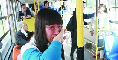 女孩給老人讓座遭暴打 只因一句抱怨(圖)