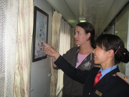 太原客運段乘務員向外賓介紹山西旅游景點