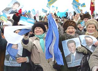 Supporters of Ukrainian Prime Minister Viktor Yanukovich shout slogans as they wait for his arrival in the town of Severodonetsk, north of the mining centre Donetsk, November 28, 2004.