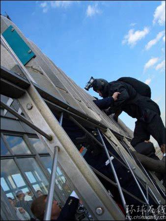 美主持人帝國大廈跳傘 游客以為是自殺