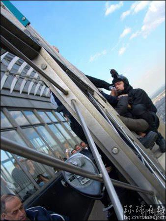 美主持人帝國大廈跳傘 游客以為是自殺