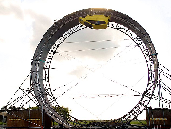 英車手成功挑戰世界之最 駕車在圓環路上“翻跟斗”