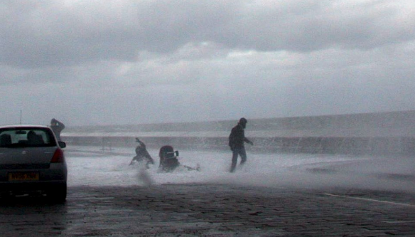 英國夫妻和寶寶海邊散步險被巨浪吞噬