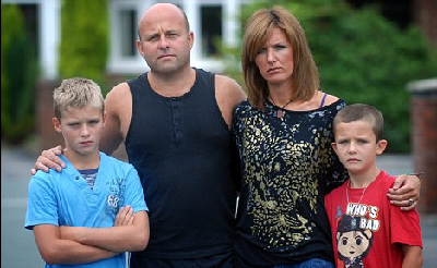 本想“乘風破浪”卻成“高空急墜” 英父子大難不死