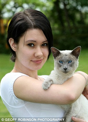 英國調(diào)皮小貓頭卡輪胎 消防員用切割機(jī)救其脫險(xiǎn)