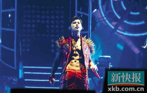 周杰倫演唱會秀“人魚線+八塊腹肌” 歌迷尖叫