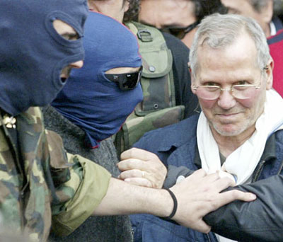 thumb nose: 藐視；嘲笑