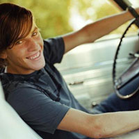 美國人開車時做些什么?化妝?戴隱形?