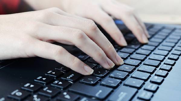 打字“二指禪”英文怎么說(shuō)?