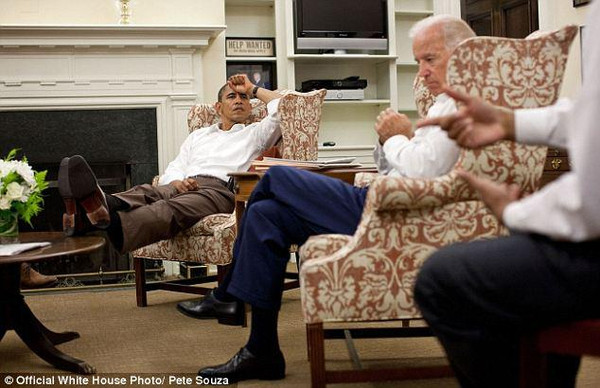 特朗普女顧問(wèn)穿鞋跪白宮沙發(fā)遭批