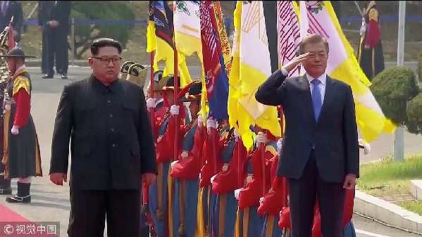 歷史時(shí)刻！金正恩跨過(guò)“三八線(xiàn)”與文在寅握手，還帶上了冷面！