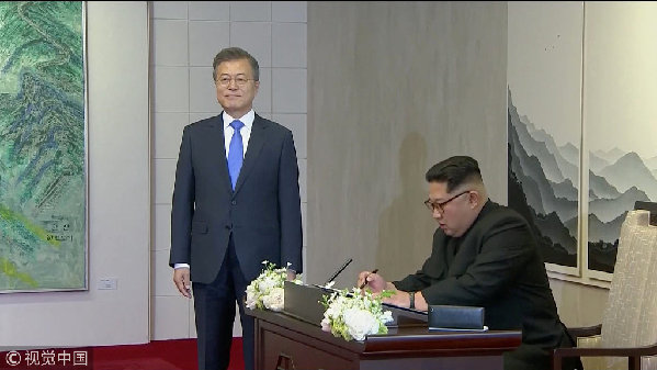 歷史時(shí)刻！金正恩跨過(guò)“三八線(xiàn)”與文在寅握手，還帶上了冷面！