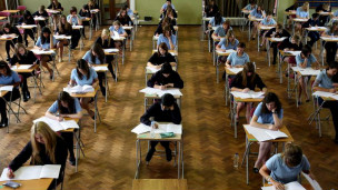 英國學子寄望“幸運內褲”考出好成績