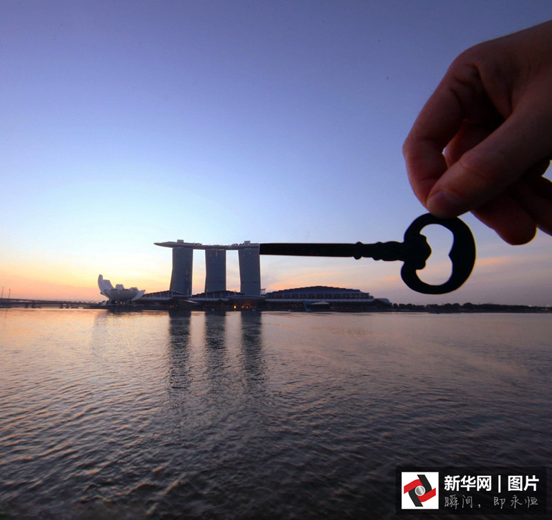 藝術(shù)家剪紙錯位攝影 度假勝地變創(chuàng)意作品趣味十足（組圖）