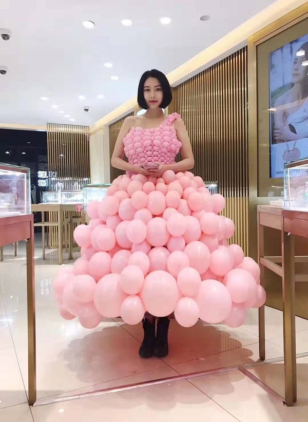 Man turns balloons into works of art
