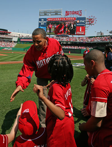 奧巴馬為職棒開球 帶錯帽子引噓聲
