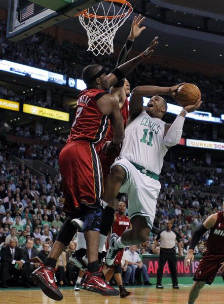 NBA季后賽：凱爾特人主場(chǎng)“滅火”