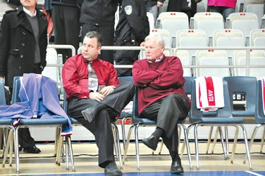 兒子上調(diào)老爸上任 鄧華德父親擔任上海男籃代理主教練