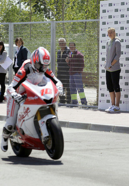 莎拉波娃發(fā)球超摩托車車速 美少女馬德里速度至上