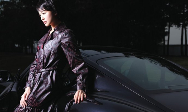 藝體美女戴菲菲展現(xiàn)車模魅力