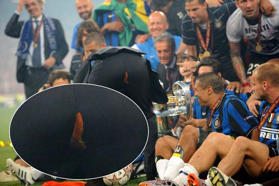 高檔西褲經(jīng)不住奪冠折騰 穆帥“開襠褲”驚艷全場