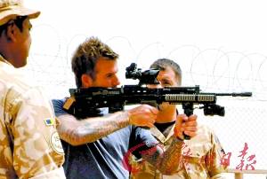 貝克漢姆訪問駐阿英軍軍營 客串重機槍手