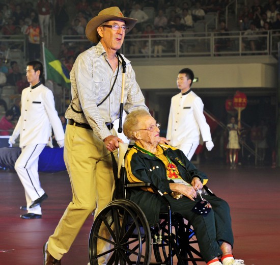 世界元老乒乓球錦標(biāo)賽開幕 百歲老人“快樂乒乓”