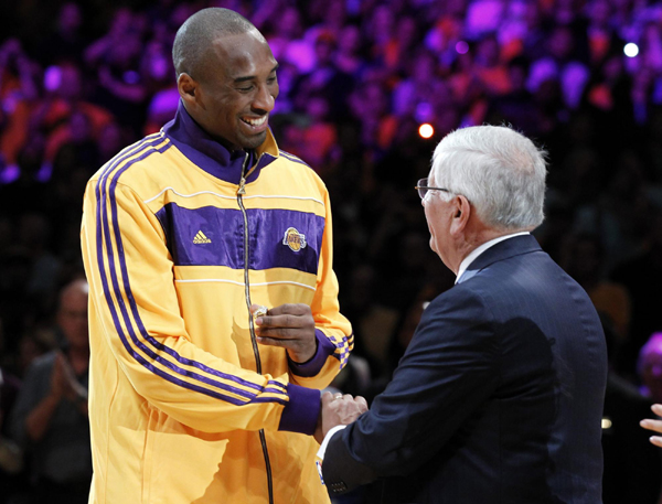 NBA：姚明復(fù)出首戰(zhàn)9分6犯離場(chǎng) 火箭揭幕戰(zhàn)遭湖人翻盤(pán)