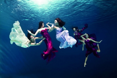 中國花游美女拍攝水下時裝片