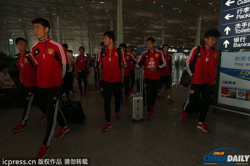 國足集結出征東亞杯 隊員睡眼惺忪略顯疲憊