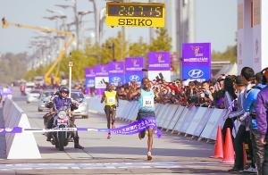 北京馬拉松閉幕 男女冠軍都說天兒好跑得快