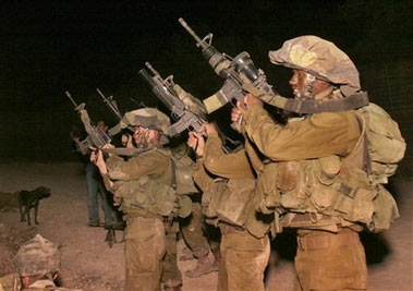 Israeli soldiers prepare their weapons before entering southern Lebanon, in northern Israel Saturday, Aug. 19, 2006. Israel on Saturday warned that a raid against Hezbollah in southern Lebanon, its first since a cease-fire went into effect, may not be its last. (AP Photo/Baz Ratner)